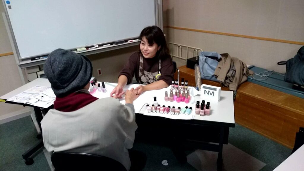 患者会でネイルケア施術の様子